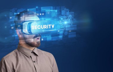 Sanal Gerçeklik gözlükleriyle bakan iş adamı