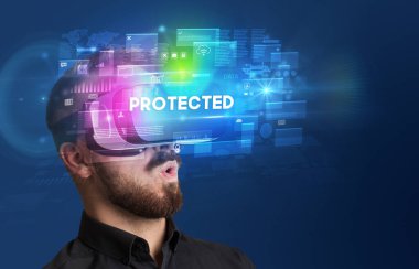 Sanal Gerçeklik gözlükleriyle bakan iş adamı