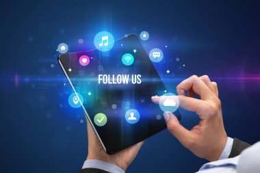 Katlanabilir akıllı telefonu olan bir iş adamı