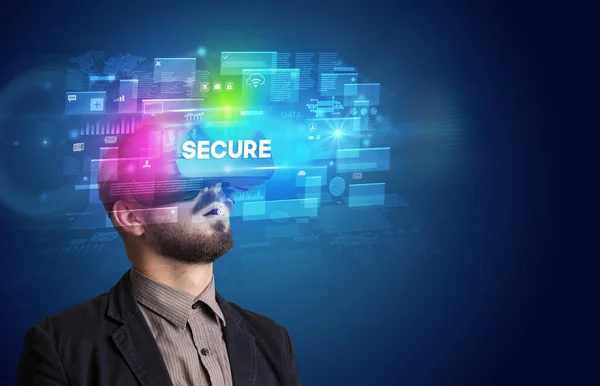 Hombre de negocios mirando a través de gafas de realidad virtual —  Fotos de Stock