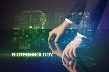 İş adamı büyük ekrana dokunuyor