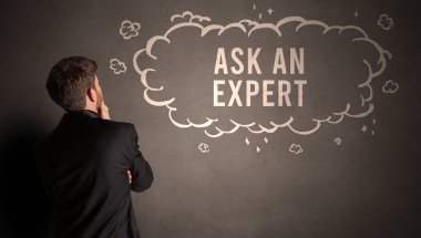 İşadamı yazılı bir bulut çiziyor.