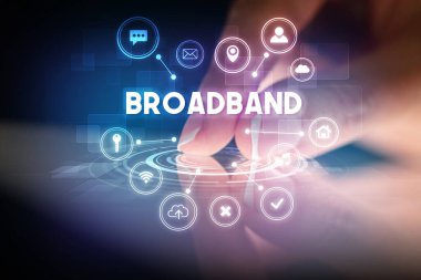 Web teknolojisi simgeleriyle tablete dokunmak