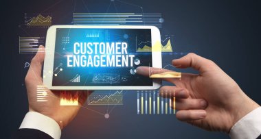 İşletme yazıtlı tableti tutan ellerin yakın çekimi