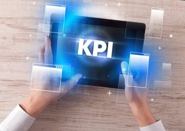 El tutuş tabletinin yakın plan görüntüsü