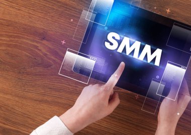 El tutuş tabletinin yakın plan görüntüsü