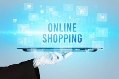 Garson online alışveriş konsepti sunuyor.