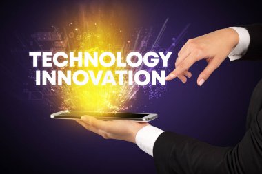 Yazılı dokunmatik ekranın yakın plan görüntüsü