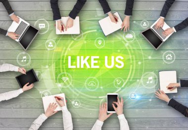 Bir grup insan toplantı yapıyor.