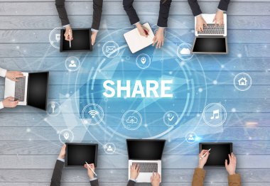 Bir grup insan toplantı yapıyor.