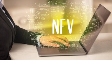 Eller yeni modern bilgisayarda çalışıyor.