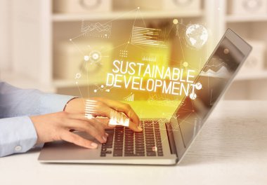 Bilgisayarda çalışan bir iş adamının yan görüntüsü