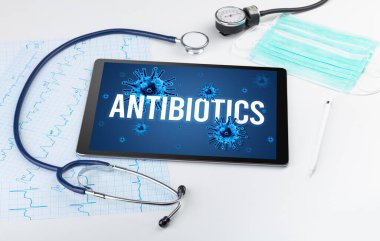 Beyaz yüzeyde tablet pc ve doktor araçları