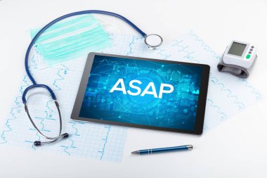 Tıbbi kısaltmalı bir tabletin yakın plan görüntüsü