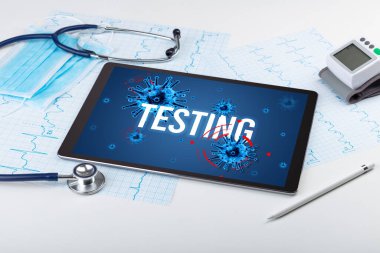 Beyaz yüzeyde tablet pc ve doktor araçları