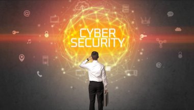 Bir iş adamının arka görünüşü, online güvenlik kavramı