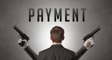 Üzerinde yazı olan bir iş adamının arka görünüşü