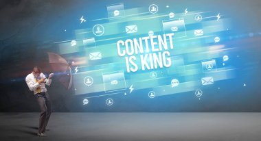 Şemsiyeyle savunma yapan iş adamı