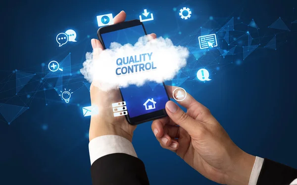 Kézi használata okostelefon felhő technológia koncepció — Stock Fotó