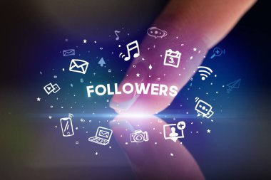 Sosyal medya simgeleri kavramlı parmak dokunuşu tableti