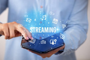 Katlanabilir akıllı telefonu olan bir iş adamı, sosyal medya kavramı