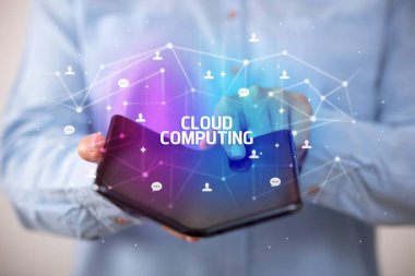 Katlanabilir akıllı telefonu olan bir iş adamı, yeni teknoloji konsepti