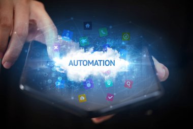 İş adamı katlanabilir bir akıllı telefon tutuyor, teknoloji konsepti