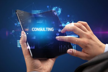 İş adamı katlanabilir bir akıllı telefon tutuyor, iş konsepti