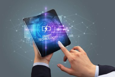 İş adamı katlanabilir bir akıllı telefon tutuyor, teknoloji konsepti