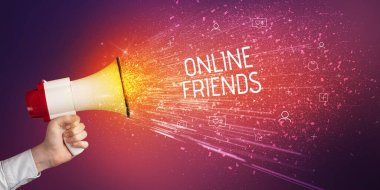 Genç bir kadın hoparlöre bağırıyor.