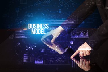 İş adamı dev ekrana dokunuyor