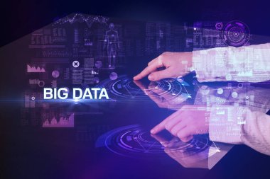 İş adamı büyük ekrana dokunuyor