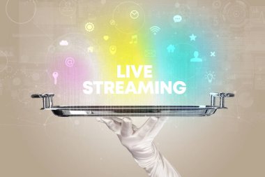 Sosyal ağlara hizmet eden garson