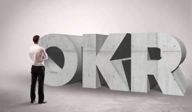 Önde duran bir işadamının arkadan görünüşü