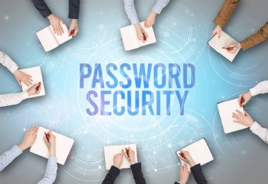 Bir dizüstü bilgisayarın önünde bir grup insan, güvenlik kavramı