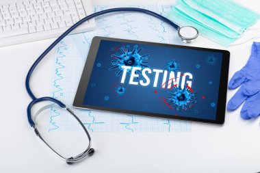 Beyaz yüzeyde tablet pc ve doktor araçları