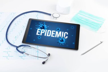 Beyaz yüzeyde tablet pc ve doktor araçları