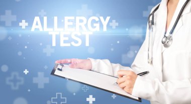 Doktor panoya notlar yazar.