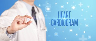 İlaç veren bir doktorun yakın çekimi.