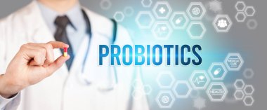 Sana ilaç veren bir doktorun yakın çekimi.