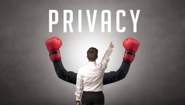 Üzerinde yazı olan bir iş adamının arka görünüşü