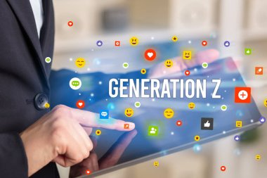 multimedya oynayan iş adamı