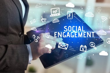 Sosyal Ağ Kullanan Bir Kişinin Yakın Çekimi