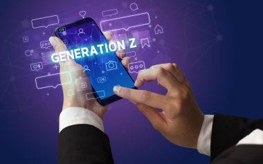 Sosyal medya kavramına sahip akıllı telefon kullanımı