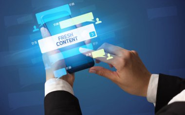 Sosyal medya kavramına sahip akıllı telefon kullanımı