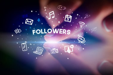 Sosyal medya simgeleri kavramlı parmak dokunuşu tableti