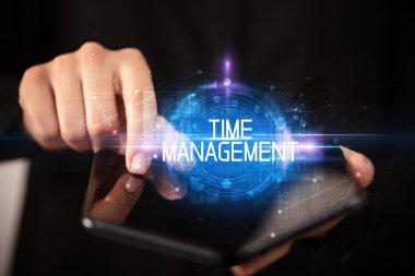 Katlanabilir akıllı telefon tutan genç adam.