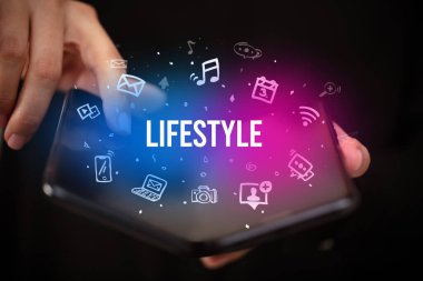 Katlanabilir akıllı telefonu olan bir iş adamı, sosyal medya kavramı