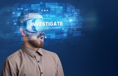 Sanal Gerçeklik gözlükleriyle bakan iş adamı