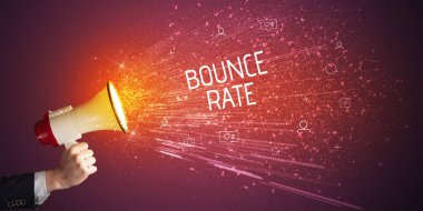 Genç bir kadın hoparlöre bağırıyor.